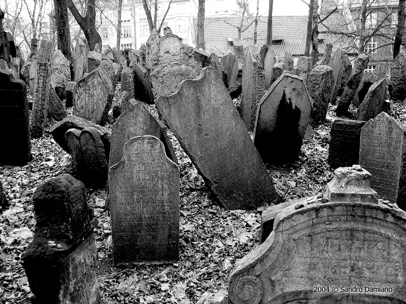 Le inquietanti tombe del cimitero ebraico a Praga