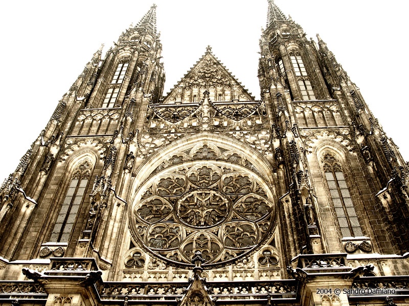 La maestosa facciata del Duomo di Praga