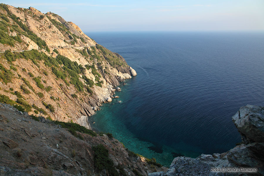 Costa rocciosa a nord-ovest
