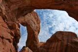 Osservando il cielo ai piedi del Double Arch