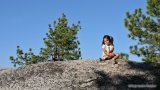 Una dolce bambina ammira i panorami dello Yosemite