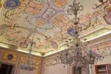 Una delle stanze della Reggia con altri sontuosi lampadari