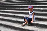 Bambino seduto sugli scalini