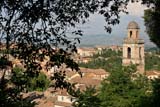 Campanile di una chiesa a ridosso delle mura etrusche