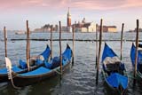 Le gondole veneziane di fronte alla Basilica di San Giorgio