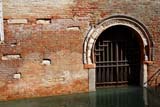 Particolare di una grata in un canale di Venezia