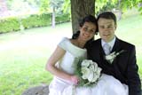 Giuliana e Marcello nel giardino del ristorante