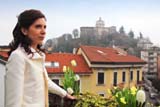Tullia sul balcone con Monte dei Cappuccini sullo sfondo