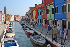 La via di case colorate a Burano