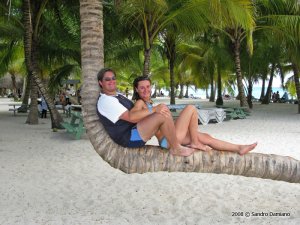 Erica e Sandro sulla palma di Saona